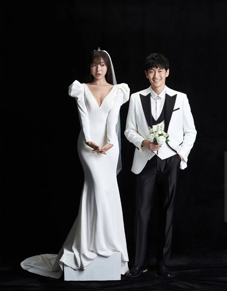 室内简约婚纱照 纯黑色背景的高级感