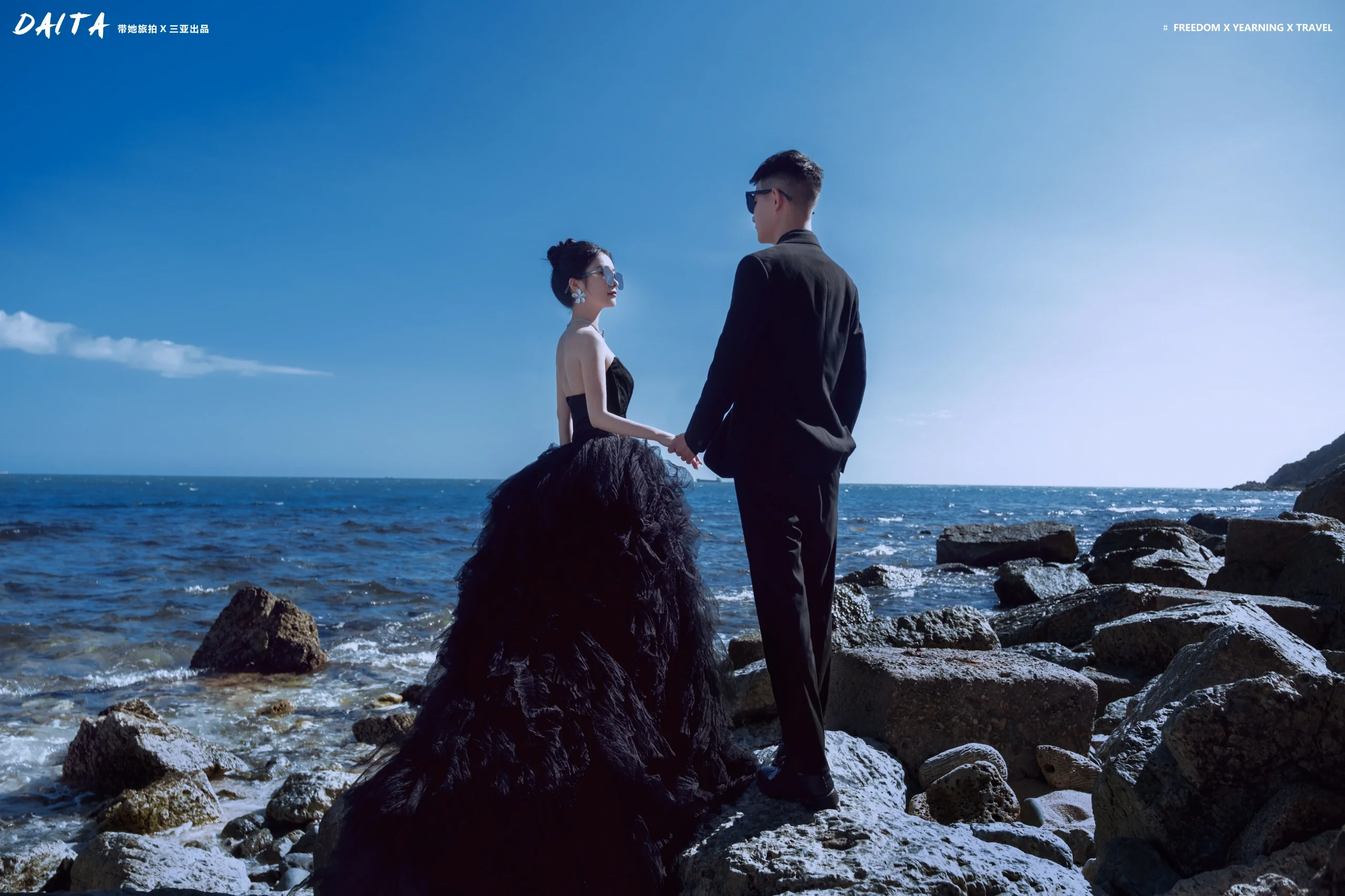 黑色礁石和蓝色大海碰撞出不一样的质感 海边婚纱照