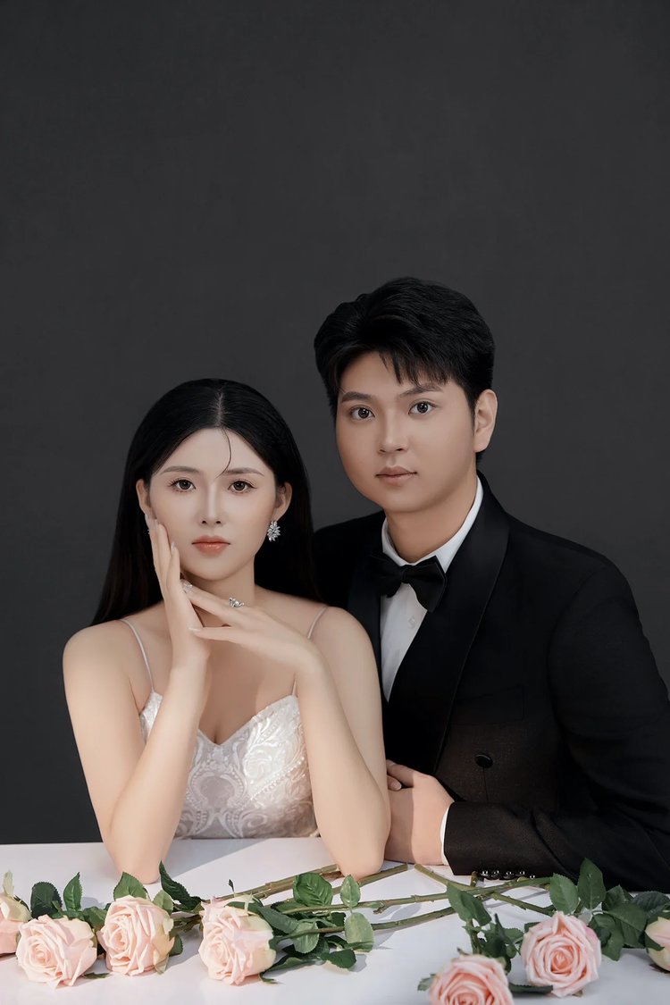 鱼尾裙简约婚纱照 镜头聚焦真实的甜蜜互动