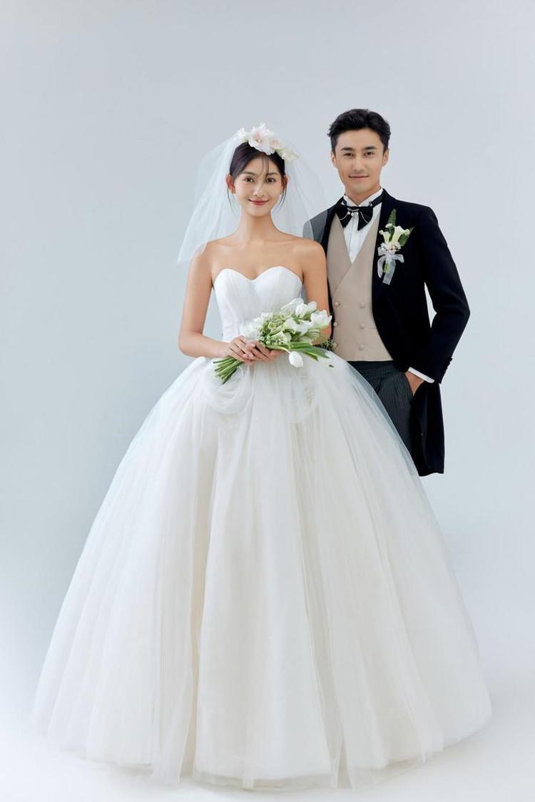 天津拍婚纱照:纯色室内抹胸婚纱照