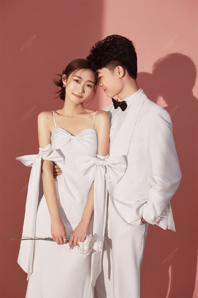 淄博婚纱照：粉色背景白色礼服婚纱照·苏菲亚摄影