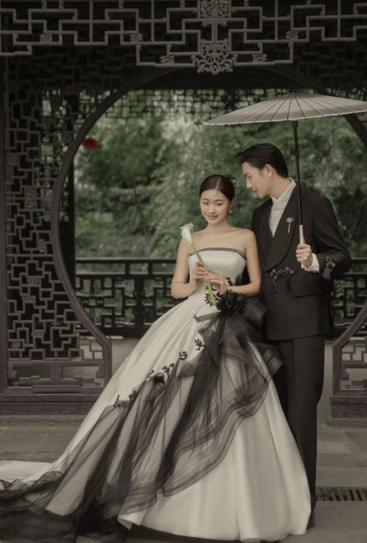 传统与现代的完美融合 新中式园林婚纱照