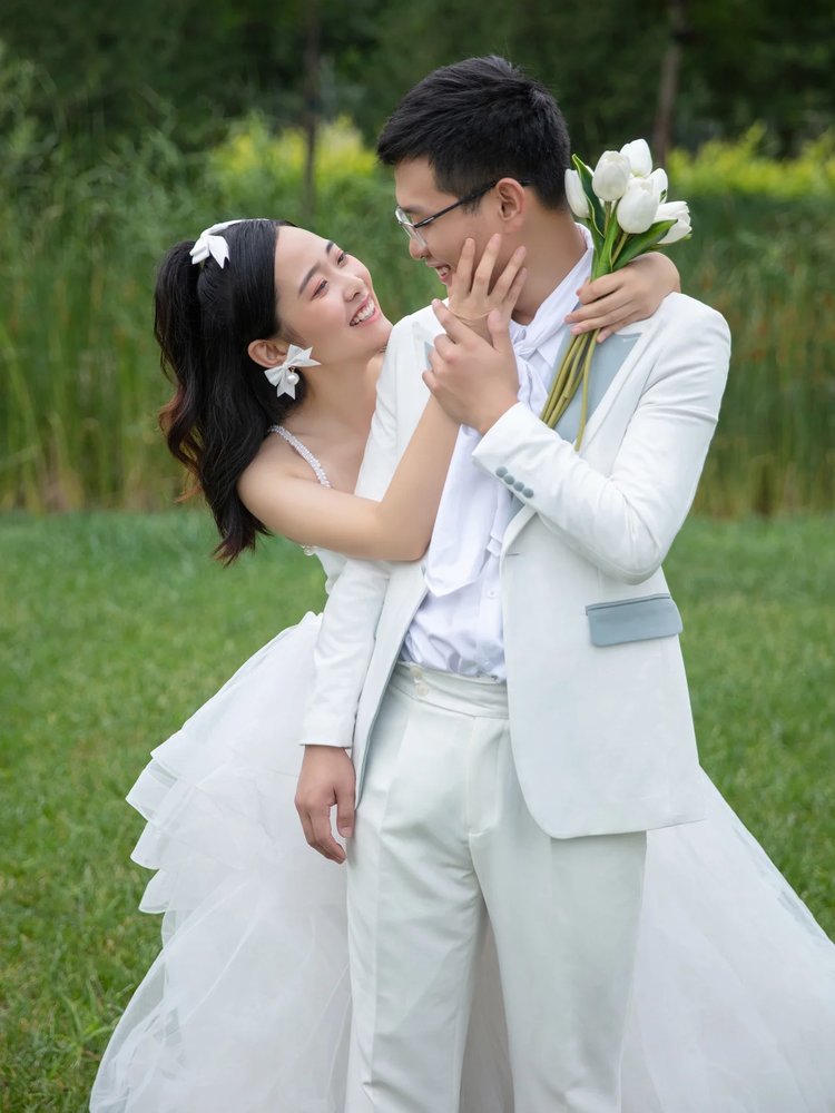 浪漫草坪婚纱照 给足女生想要的仪式感