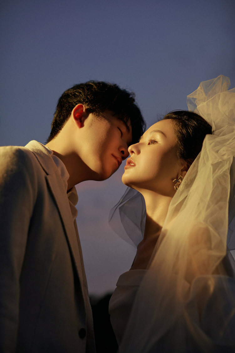 夕阳山顶婚纱照 把握一生中最美好的瞬间