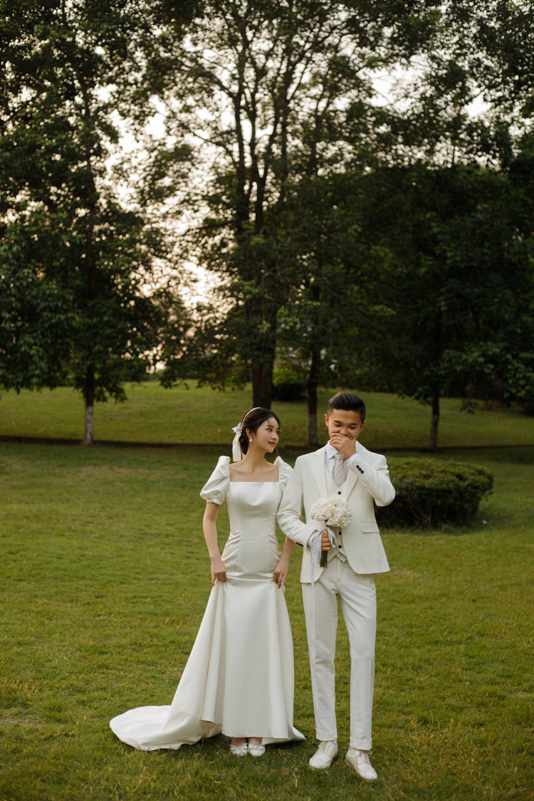 优雅时尚婚纱照 草坪婚纱摄影