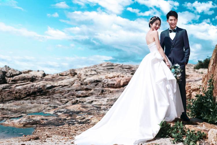 海景婚纱照风格:大气海边礁石婚纱照