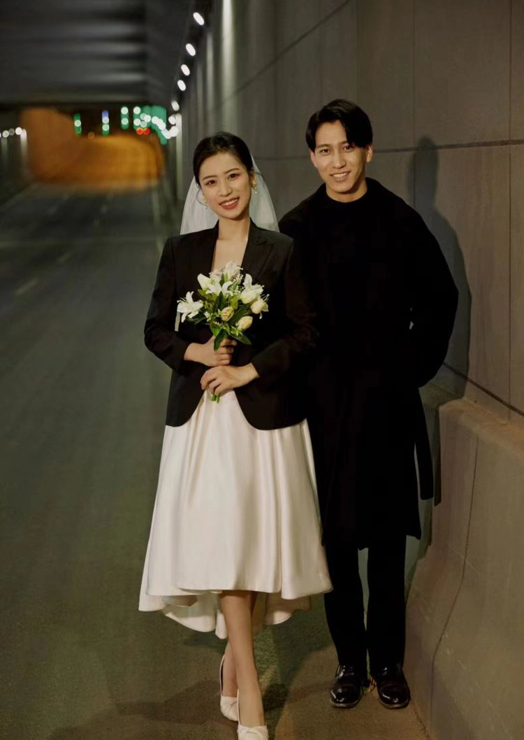 青春系列街拍婚纱照 隧道夜景婚照