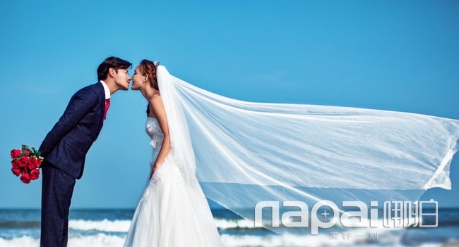 三亚婚纱照:沙滩椰林蔚蓝的大海婚纱照