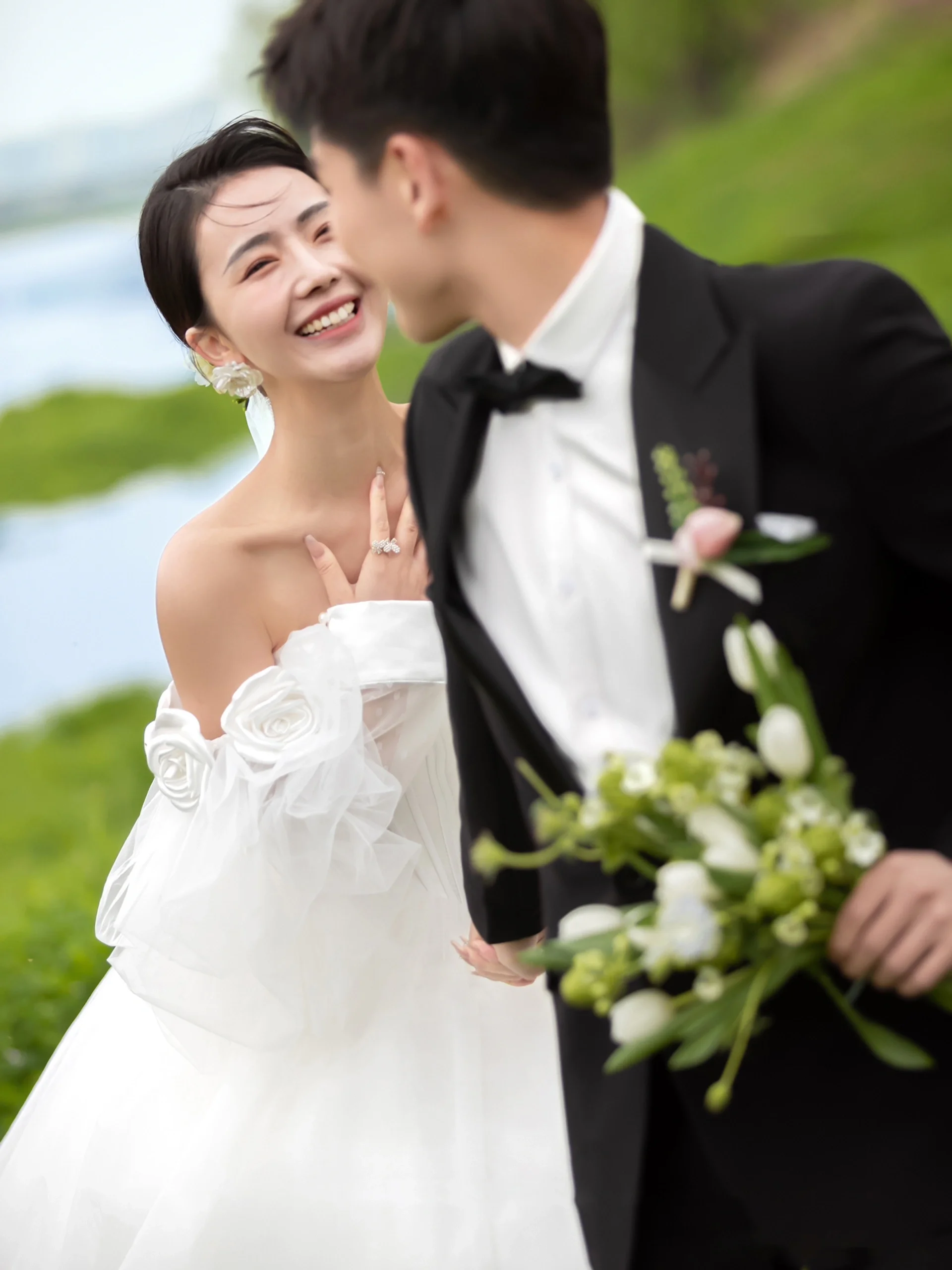 我更喜欢这种浪漫草坪婚纱照