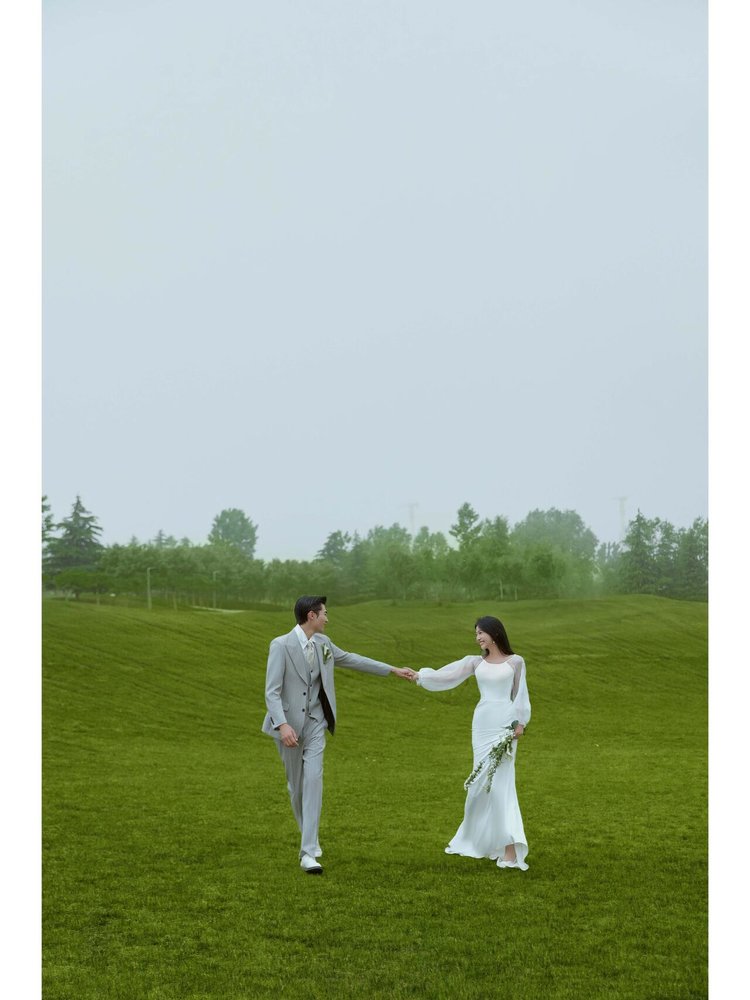 电影感草坪婚纱照,广州婚纱照推荐