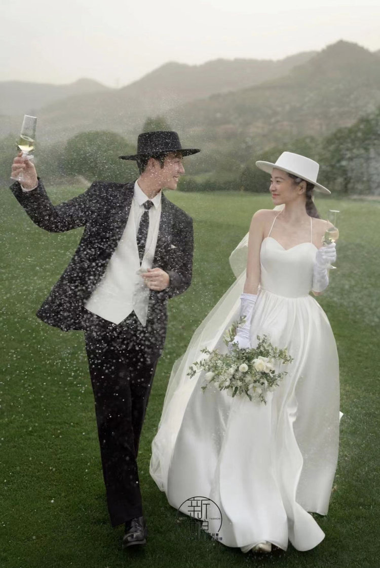 个性时尚又高级感 优雅草坪婚纱照