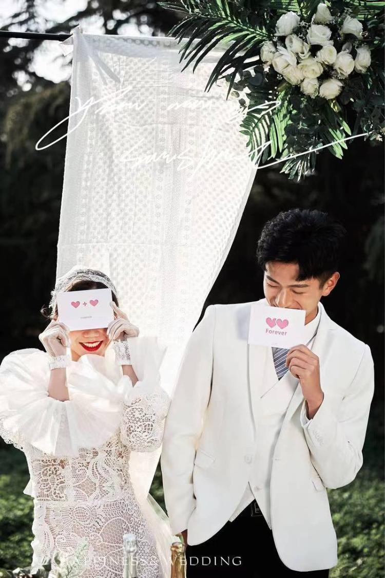 春色童话婚纱照,户外草原婚礼风格婚纱照
