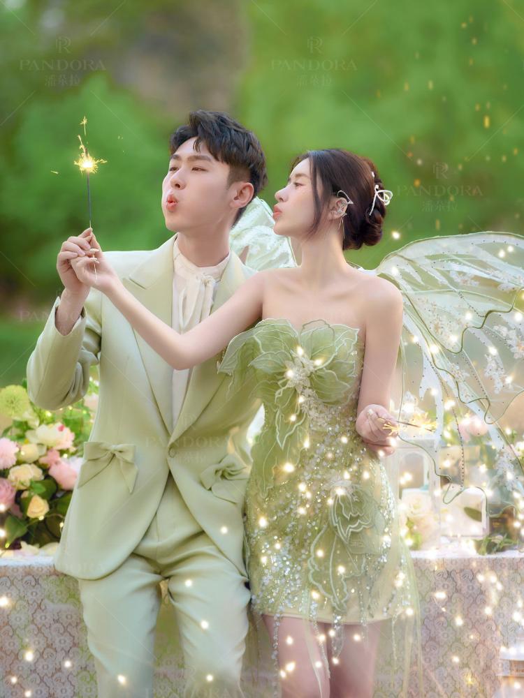 在逃精灵主题婚纱照 蝴蝶结搭配嫩绿色短款抹胸礼服婚纱照