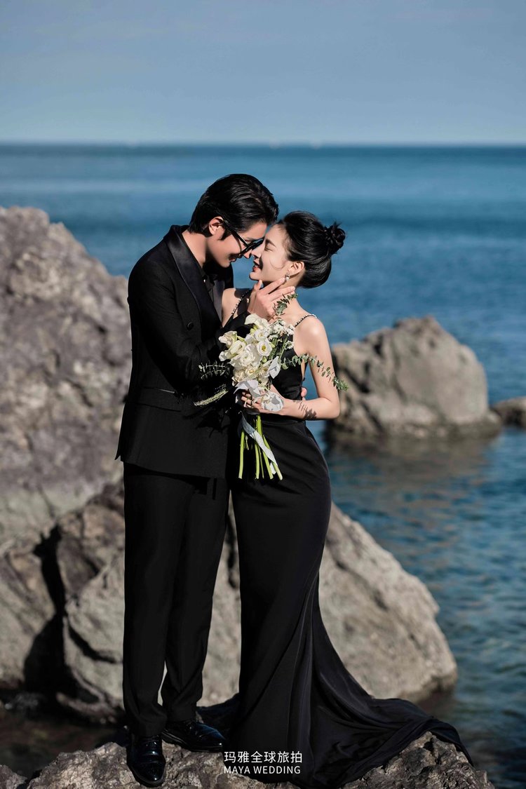 海景婚纱照:海边礁石婚纱照 黑色礼服更显时尚