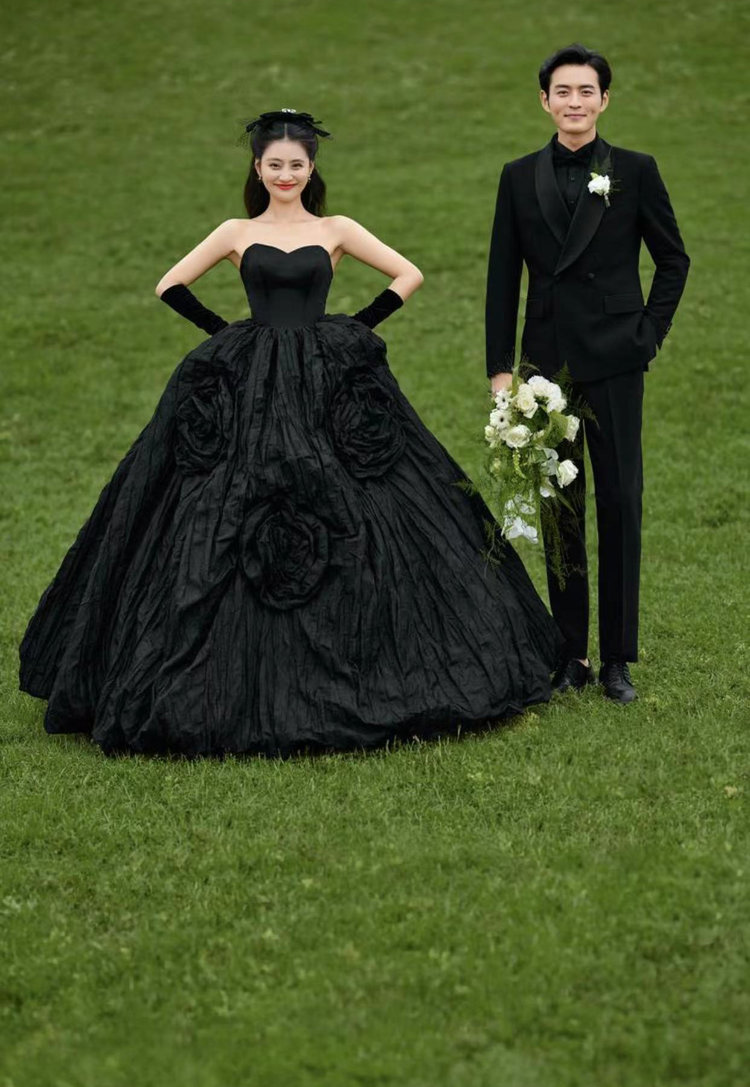 给足女生想要的仪式感 优雅草坪婚纱照