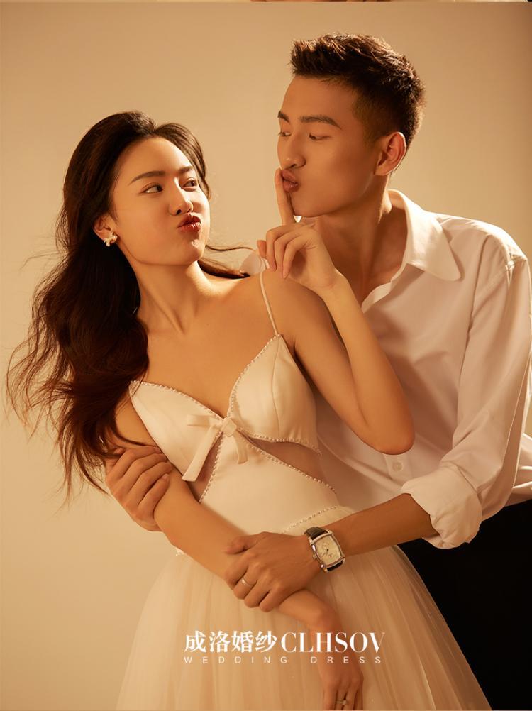 纯色背景婚纱照 简约风韩式婚纱照
