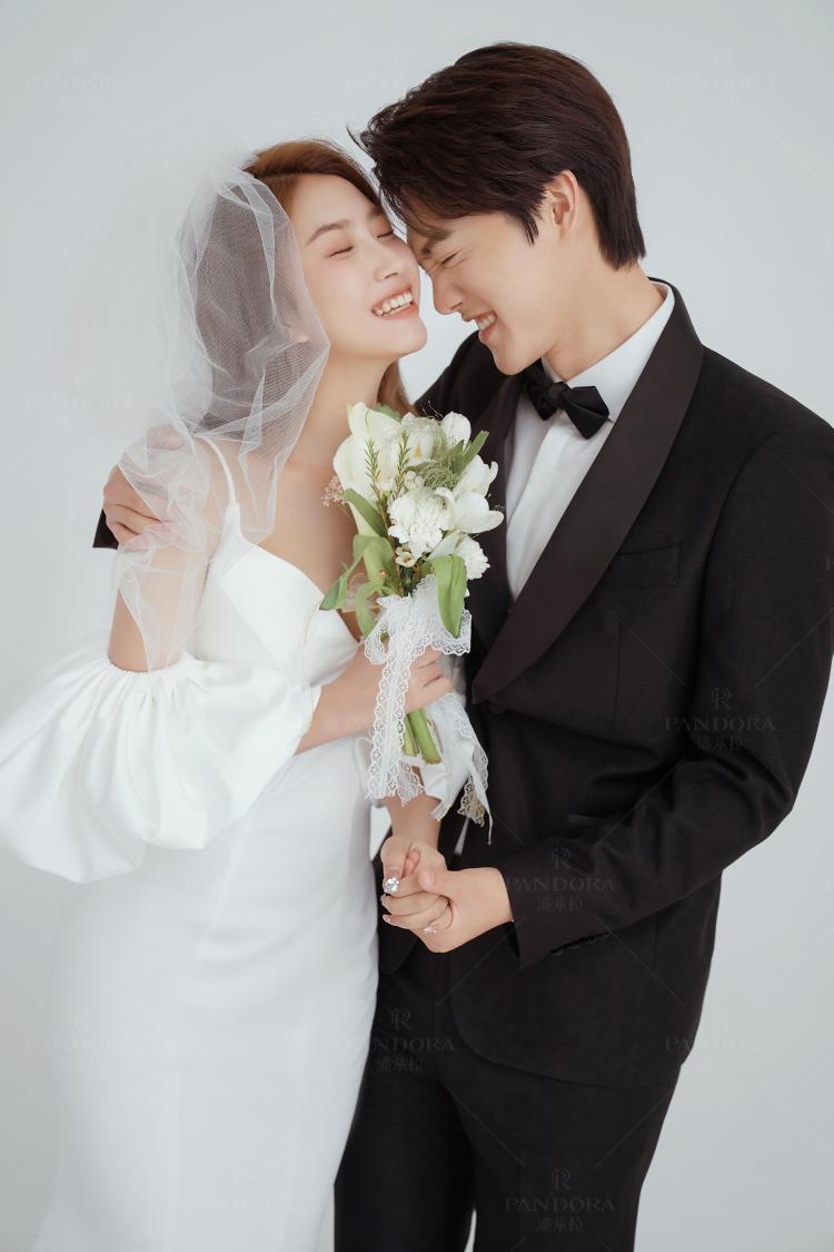 极简风婚照，拍出了小姐姐幸福的样子