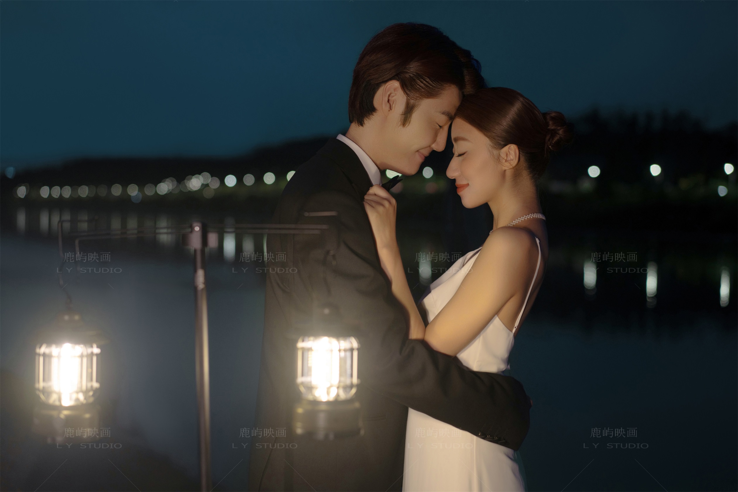 可以反复心动的湖边夜景婚纱照