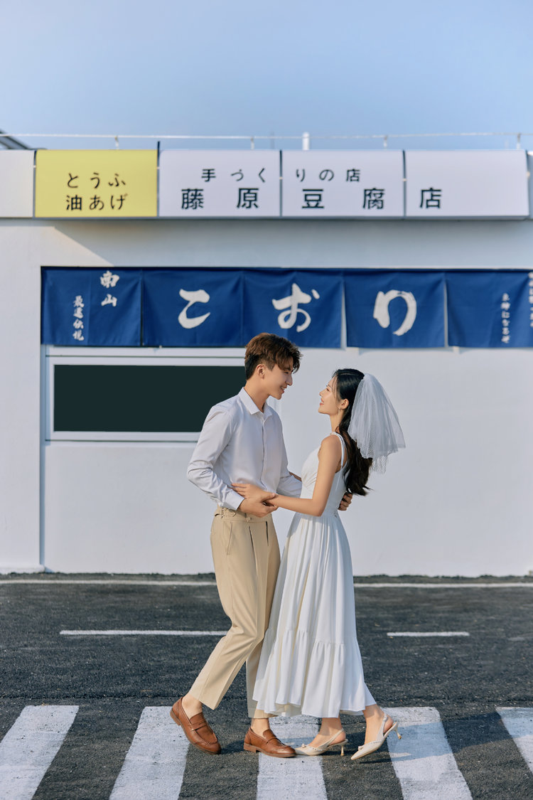 浪漫而纯粹的居酒屋日系婚纱照--花漾婚纱摄影
