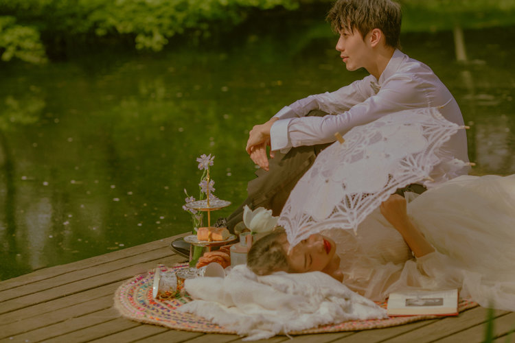 婚纱摄影拍摄时尚符号 白纱森系婚纱照