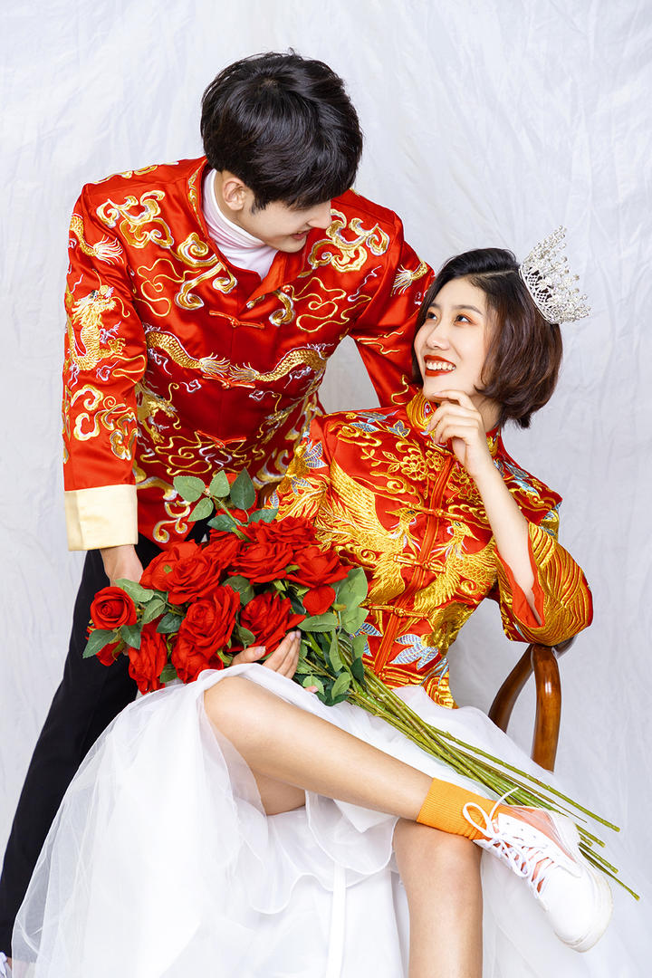 个性俏皮喜嫁风婚纱照 龙凤褂与婚纱的完美结合