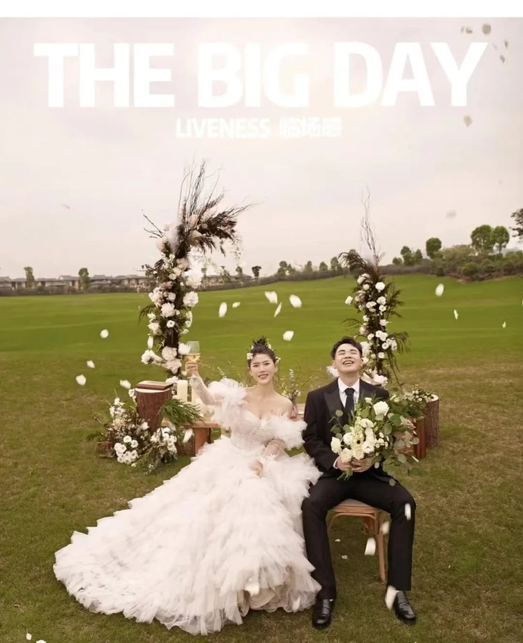 清新外景婚纱摄影 草坪婚纱照