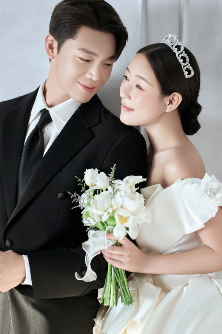 一见倾心 浪漫室内婚纱照