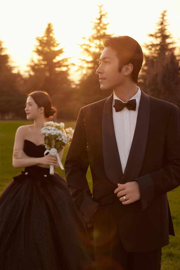落日夕阳草坪婚纱照