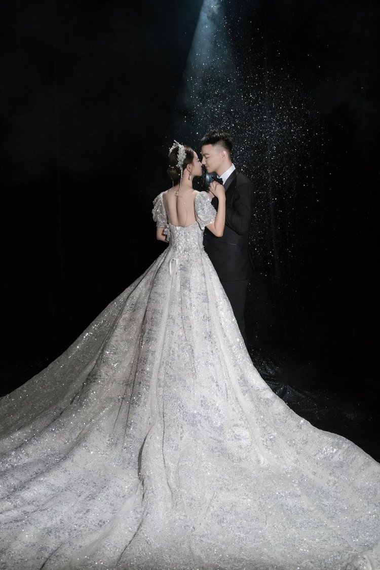 每一帧画面都无比浪漫 光束简洁婚纱照