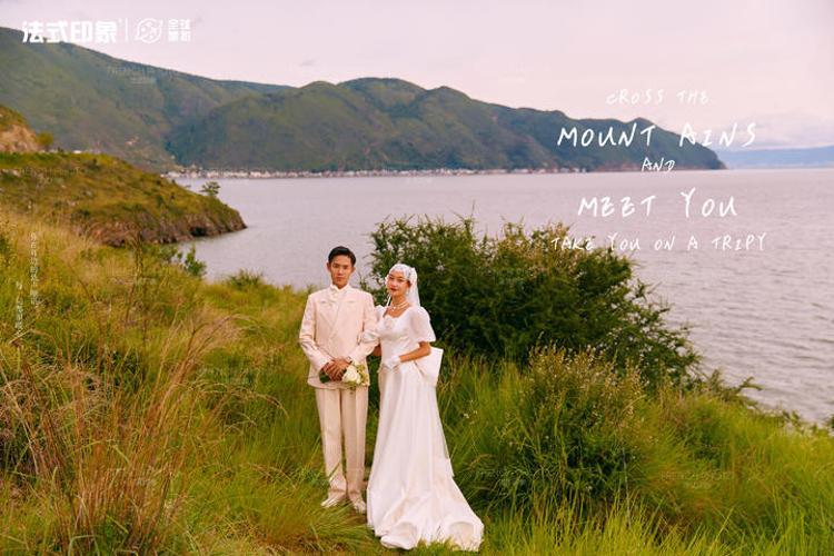假日休闲风法式婚纱照 外景湖景风光无限