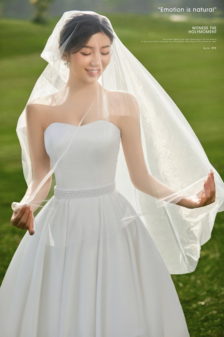 草坪婚纱照:白色缎面抹胸婚纱把高级细节感拉满