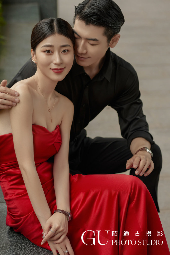 法式缎面的红色礼服小众婚纱照·昭通古摄影