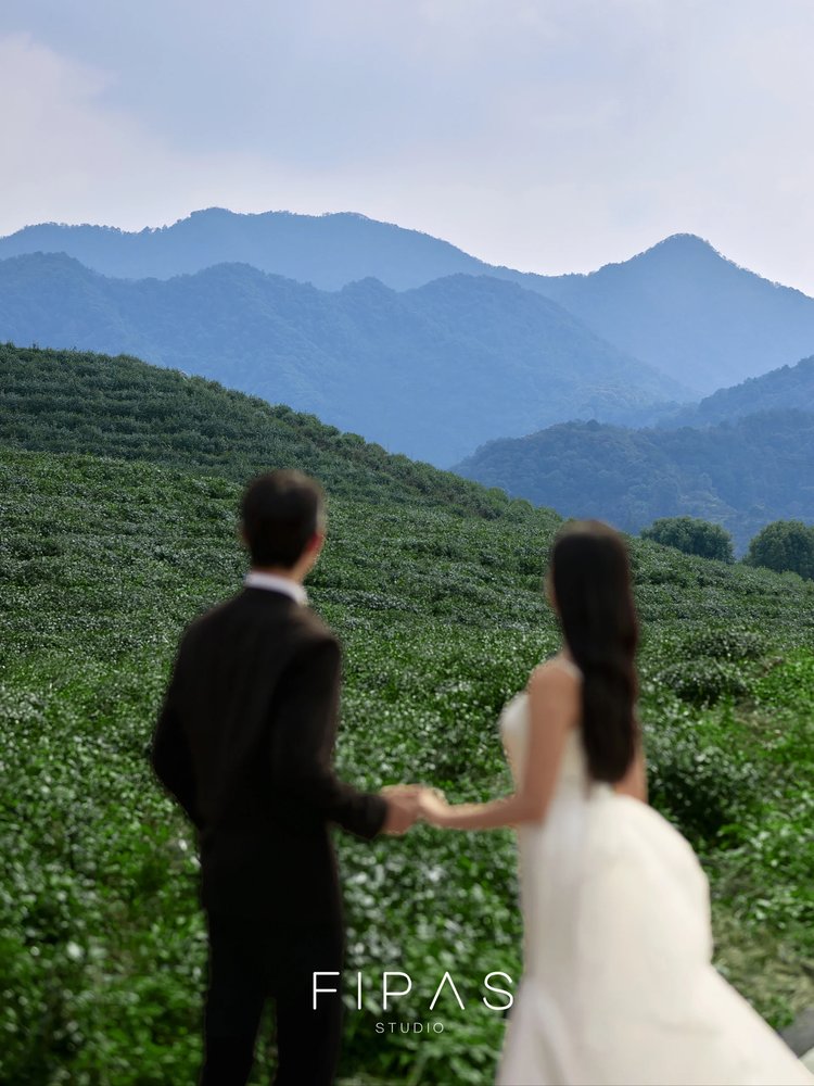 爱意在山野间弥漫,山顶婚纱照