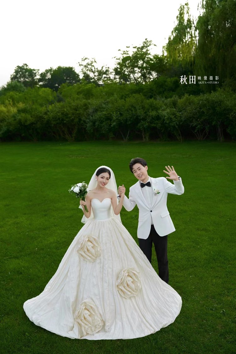 氛围感绝了,一定要拍的草坪婚纱照