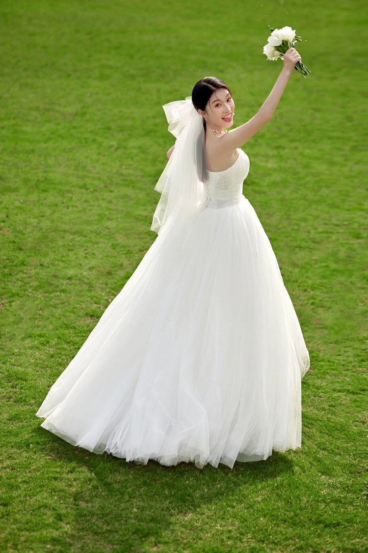 夏日的正确打开方式,清新主纱草坪婚纱照