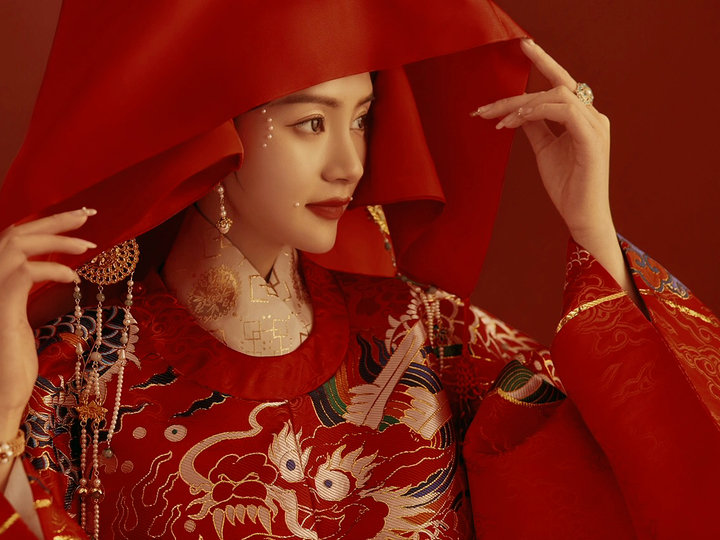 中式汉服婚纱照 凤冠霞帔经典汉服的配饰