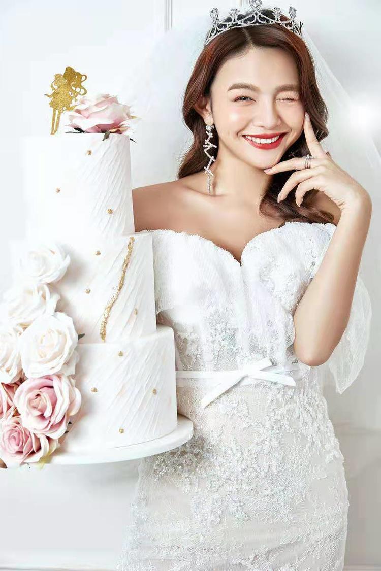 甜美内景婚纱照 新娘俏皮风主纱婚纱照