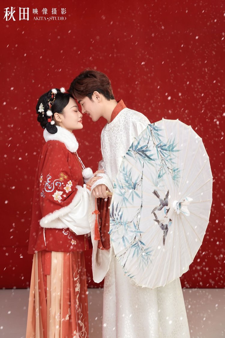 室内俏皮中式婚纱照,太原婚纱照推荐