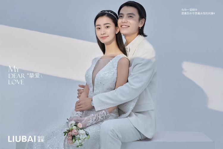 光影婚纱照风格:纯白色背景婚纱照 感受光影的魅力