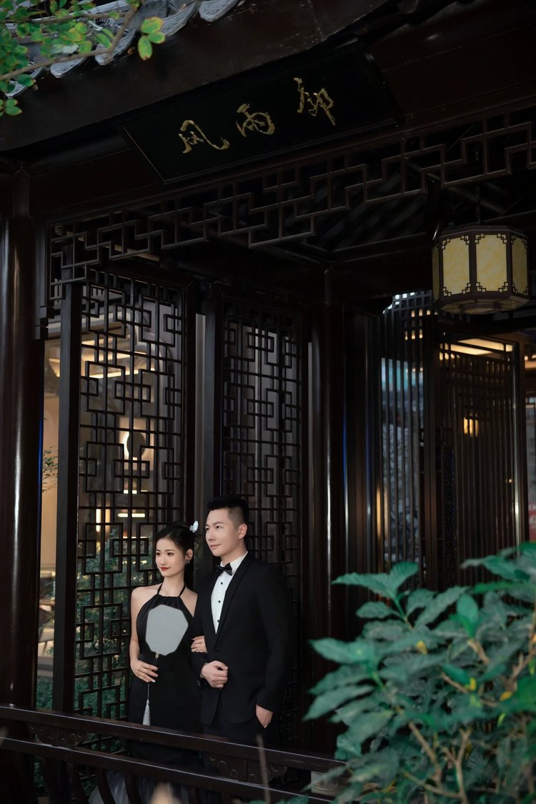 黑色园林婚纱照,又时尚又复古