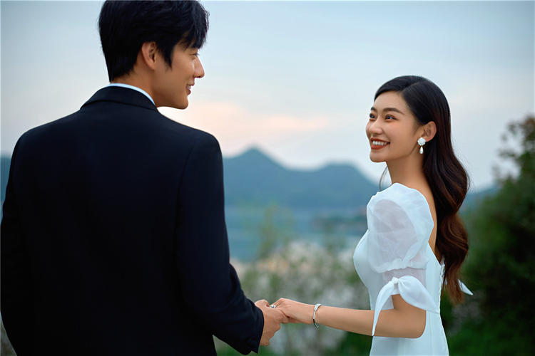 北京外景婚纱照推荐 山顶森系草坪婚纱照