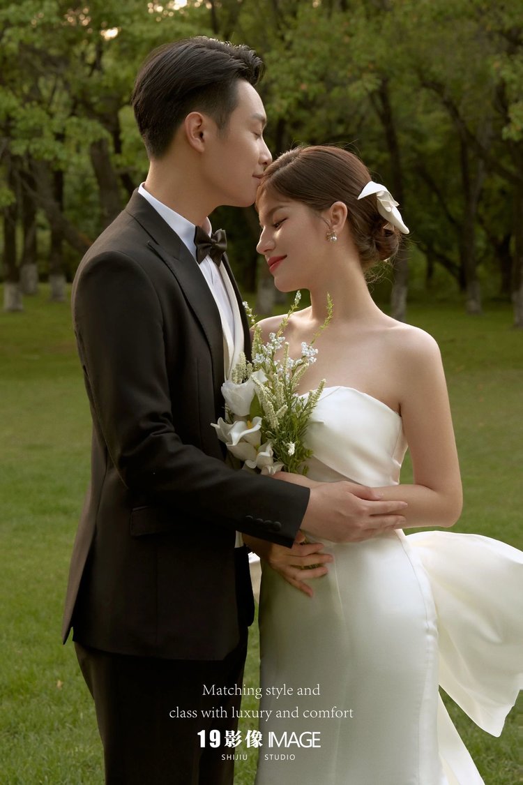 唯美白色婚纱照 草坪婚纱照
