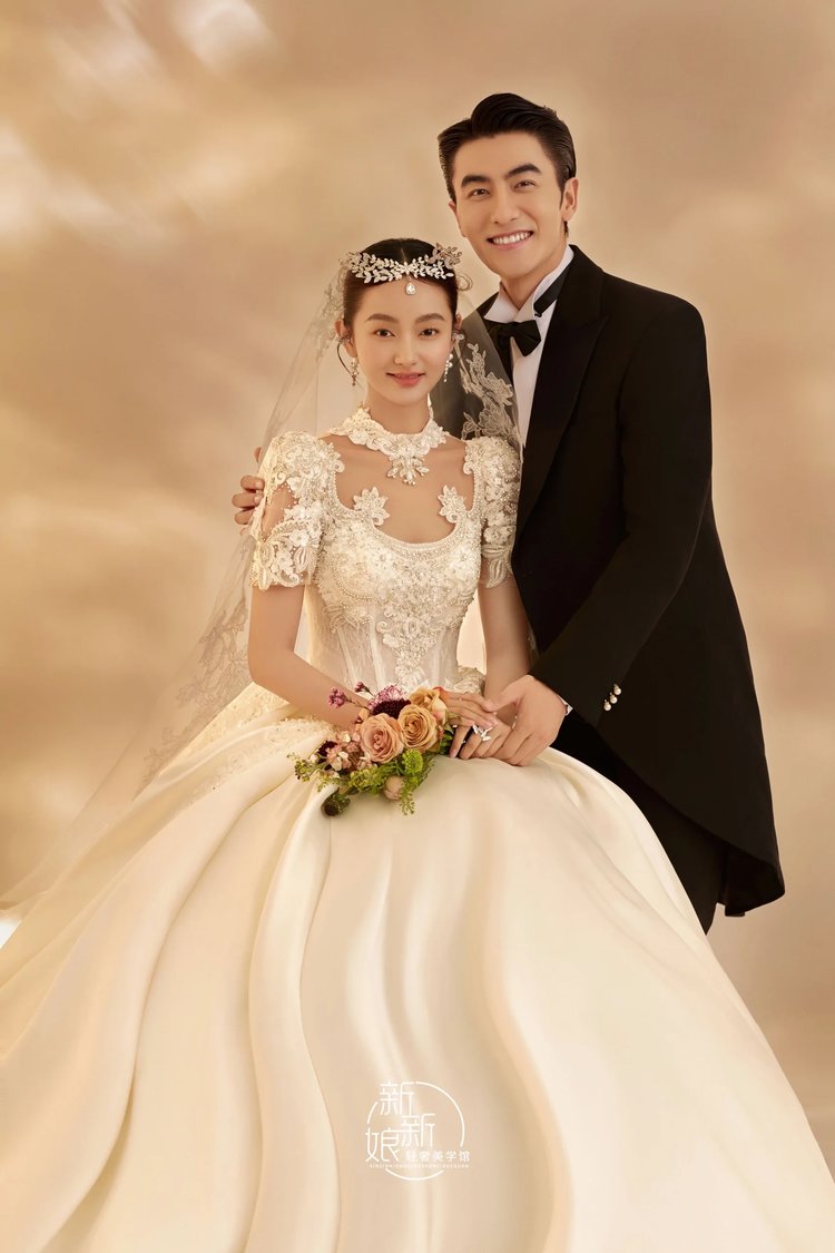 小小的室内光影婚纱照也能拍出高级感
