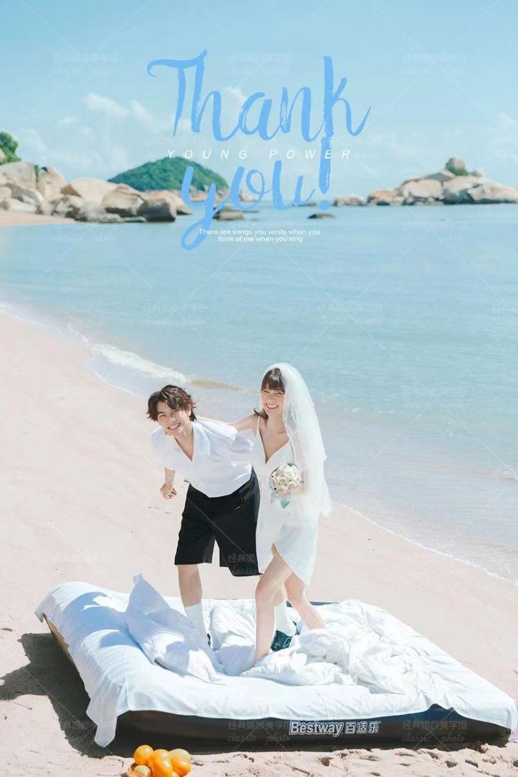 海边沙滩婚纱照 新娘短款白色婚纱更显简约