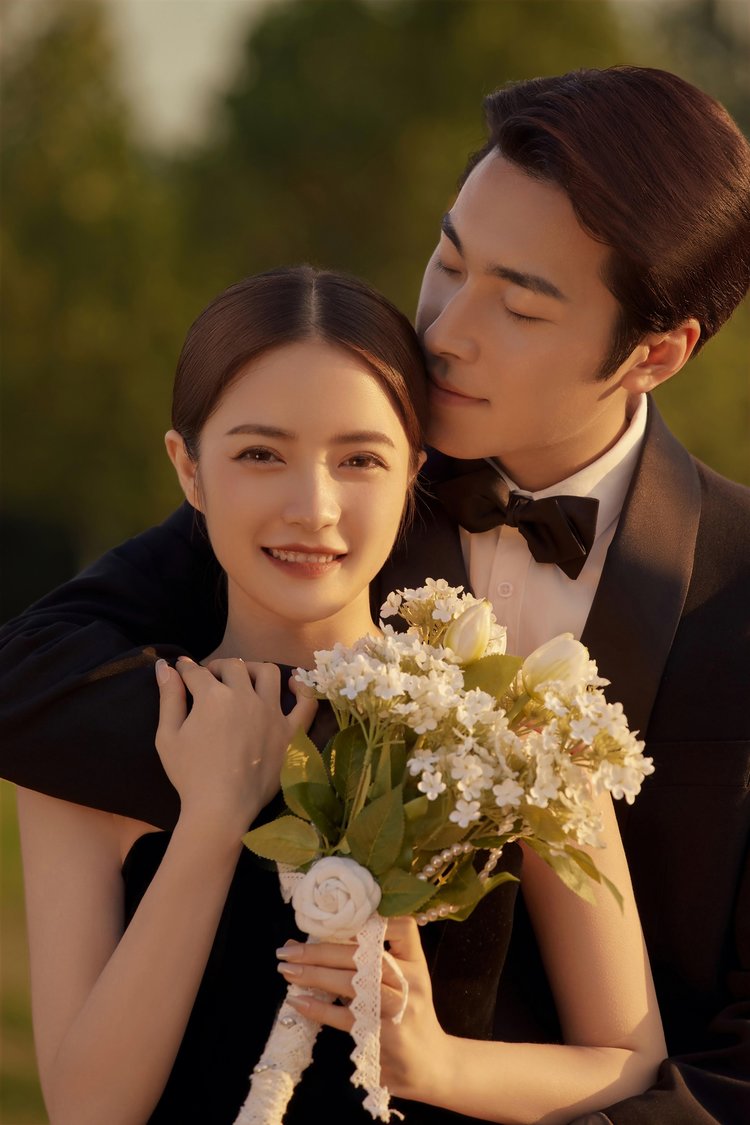 自由与浪漫,浪漫夕阳草坪婚纱照