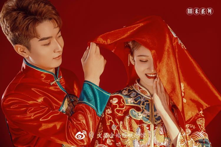 中国风创意婚纱照，中国红和汉服的结合