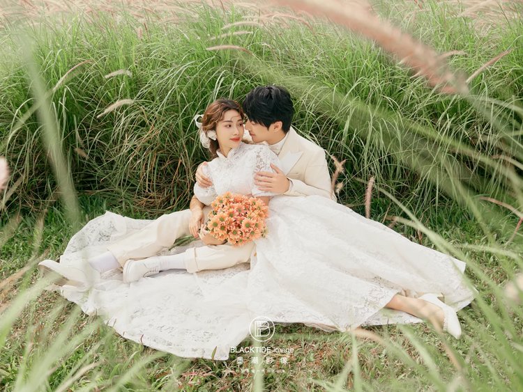 阳光明媚的公园 草坪婚纱照