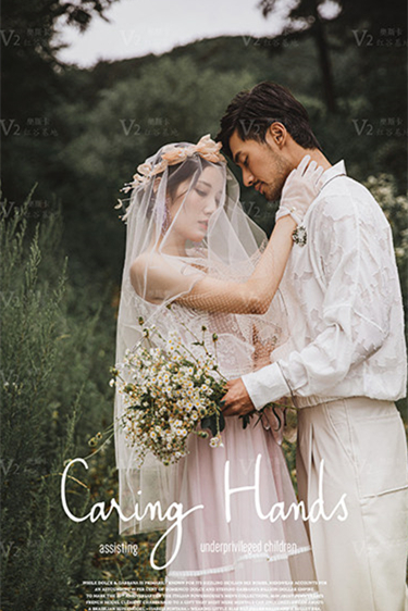 户外草坪婚纱照  森系的浪漫婚纱摄影