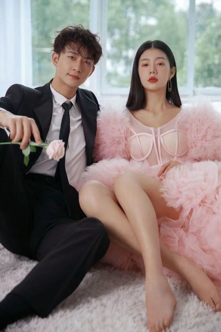 桂林拍婚纱照:粉色恋人婚纱照充满时尚的浪漫