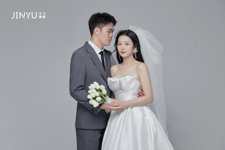 简约精致韩式婚纱照 白色和灰色的经典搭配